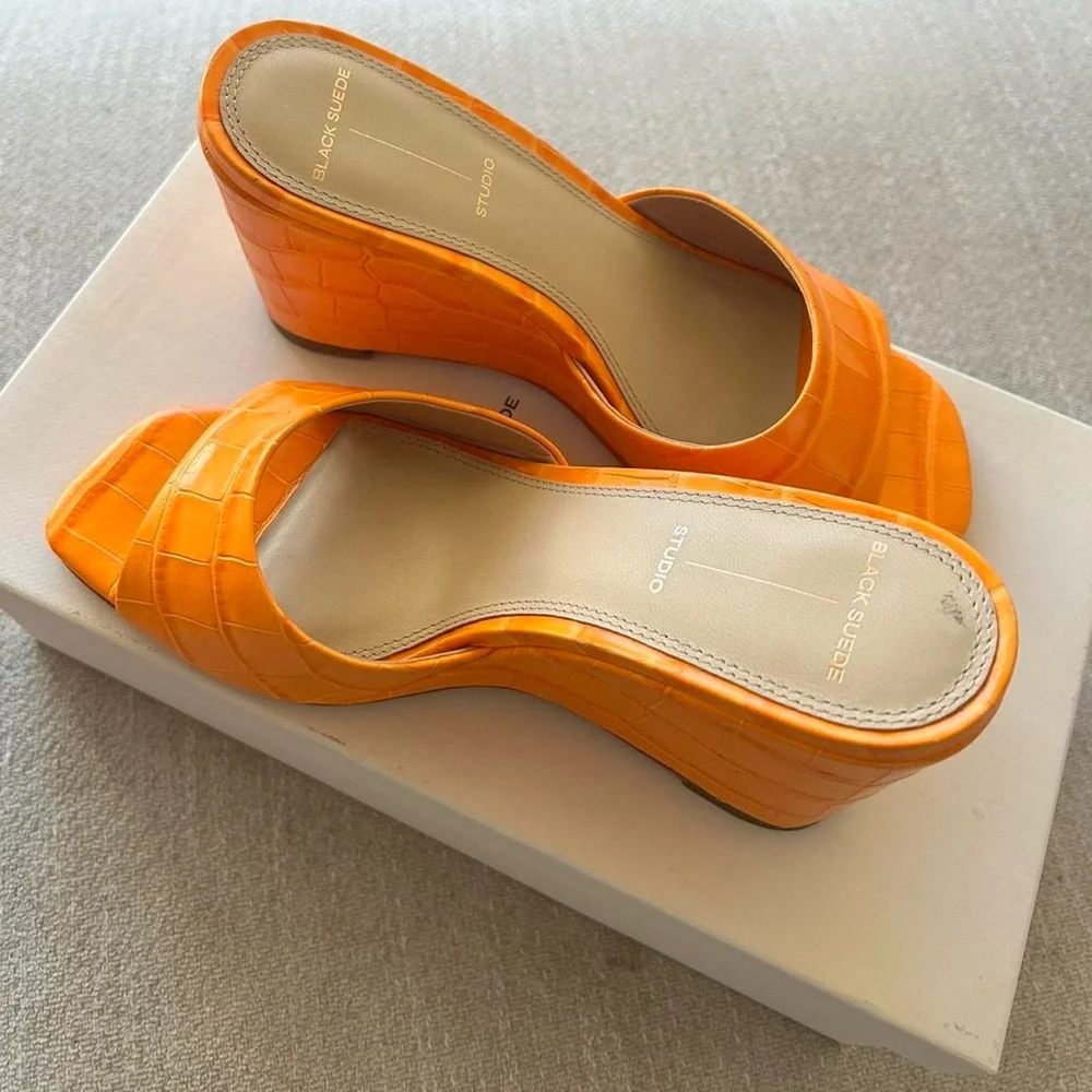 Black Suede Studio Orange crocodile embossed leather mules 🧡 - Picture 2 of 6